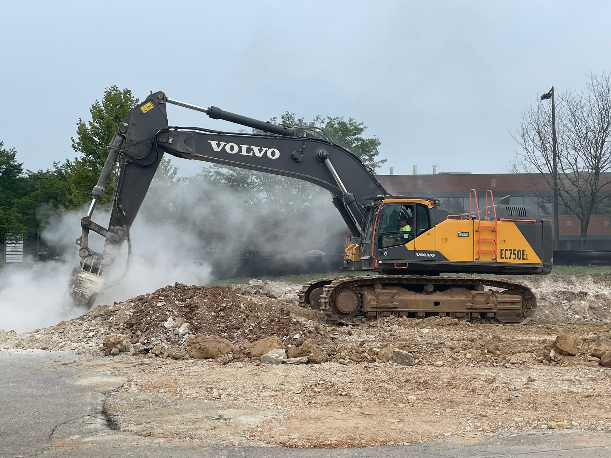 Volvo 750 with Kemroc EKT 220 – Rental Fleet by Rock Hard Solutions Volvo 750 with Kemroc EKT 220 - Rental Fleet by Rock Hard Solutions